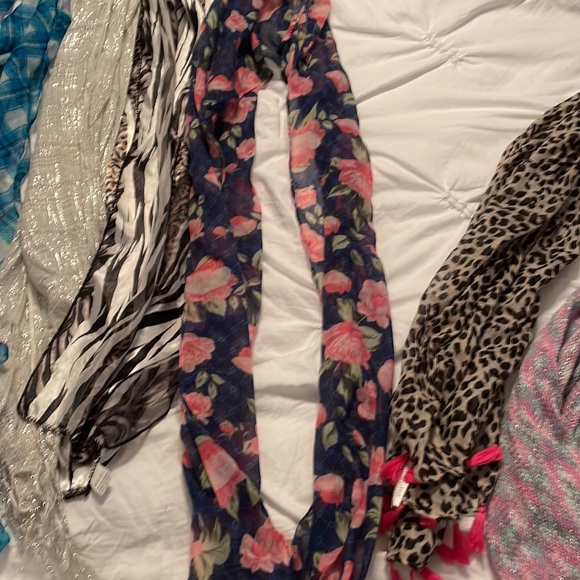 Bundle of 8 youth scarfs - Justice and other various - Picture 4 of 13